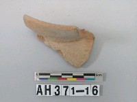 藏品(灰褐色細砂陶口緣殘件)的圖片